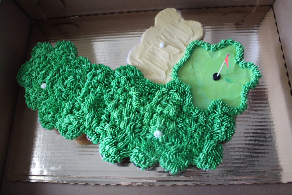 golf themed cupcake cake from Publix